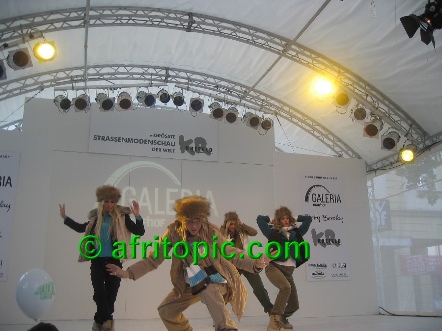 ../Images/Krefeld-Strssenmodenschau-2005 149.jpg